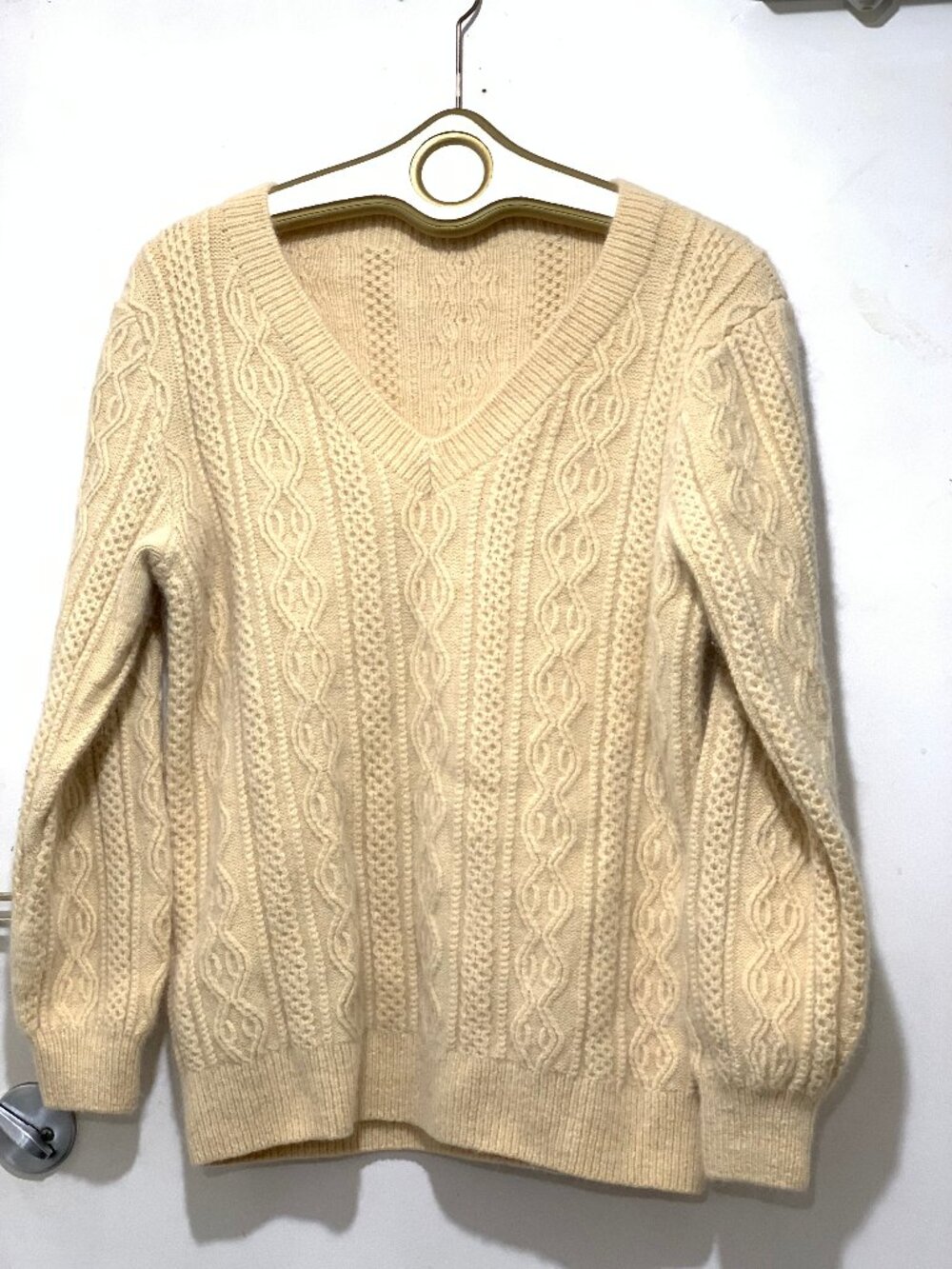 VINTAGE V-NECK KNIT PATTERN WOOL COZY & STYLISH SWEATERS SIZE M